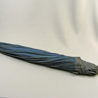 SLM 3045 - Paraply av textil i blått, svarvad svängd krycka med mässingsbeslag, spröt av valbard