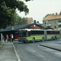 SLM SB13-744 - Buss utanför Nyköpings busstation