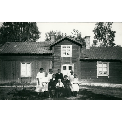 SLM SEM_Dg1739 - Familjen Helge Eriksson framför bostadshuset Eka.