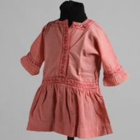 SLM 36670 - Barnklänning av rosa bomullstyg från 1920-talet