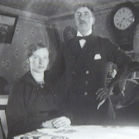 SLM AR10-192084 - Erik Andersson med maka Astrid, Högsjö såg i Västra Vingåker