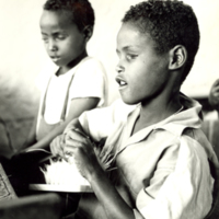 SLM FH0873-54-634 - Ögonskadade barn binder borstar, Etiopien 1964