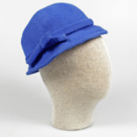 SLM 29536 - Hatt av blå yllefilt prydd med band och rosett, 1950- 1960-tal