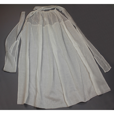 SLM 6301 - Förkläde av vit organdi, rynkat mot linningen