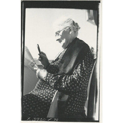 SLM X3920-78 - Kvinna läser tidningen, Tosterön