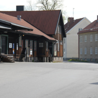 SLM D12-0450 - Godsmagasinets sydöstra del, med expeditionslokalerna sett från Södra Bangårdsgatan