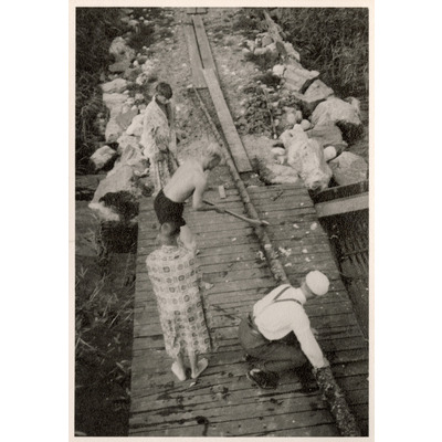 SLM P2020-0462 - Elever och lärare från Solbacka Läroverk bearbetar ett rör vid sjön, 1933