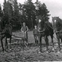 SLM M027542 - Vårbruk vid Löten i Råby, Erik och Evert Lindkvist, 1920-tal