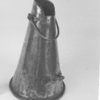 SLM 1488 - Brännvinsmått av koppar, konande form med två handtag, 1821