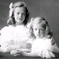 SLM M033756 - Porträtt av två flickor.