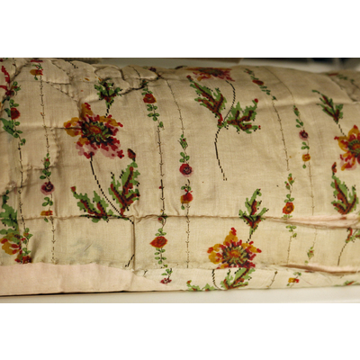 SLM 11963 - Täcke av siden med tryckta blommor på ljus botten, 1800-tal