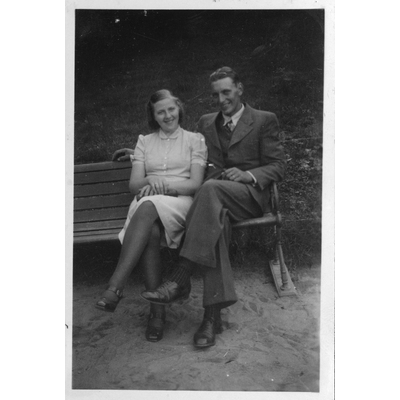 SLM P2021-0327 - Linus och Ingrid Lindberg vid Sandhälla i Hölö 1939