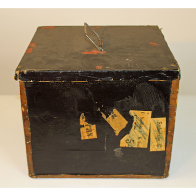 SLM 10561 1 - Svart vaxduksklädd låda med läderhörn och mässingsnitar