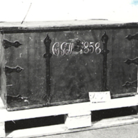 SLM 154 - Rödmålad kista signerad C G W 1858.