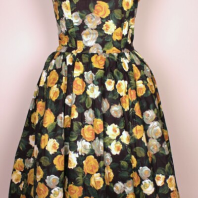 SLM 33425 - Ärmlös klänning med vid rynkad kjol, tyg med rosor på svart botten, 1950-tal