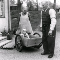 SLM M029546 - Ett äldrepar med ett barn i en kärra.