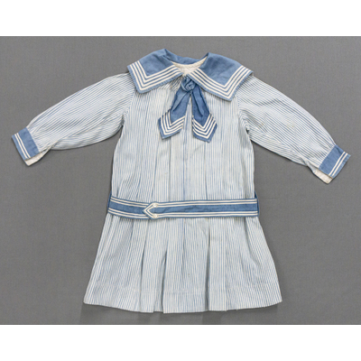 SLM 52640 - Sjömansklänning av randigt bomullstyg med blå krage, tidigt 1900-tal