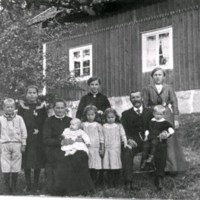 SLM M033035 - Smedstorp i Husby-Oppunda socken, familjen Andersson år 1915