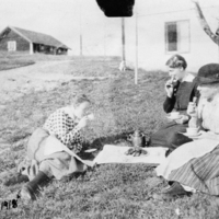 SLM P07-1094 - Tre kvinnor har kaffepaus i det gröna, maj 1915