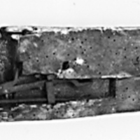 SLM 1365 - Låskolv med fjäder, infällt i trästycke från Prästtorp i Lids socken
