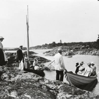 SLM R20-91-4 - Kvinnor och män vid den södra udden på Ringsö