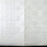 SLM 5415 - Servett av vit linnedamast, blomstermotiv, märkt 