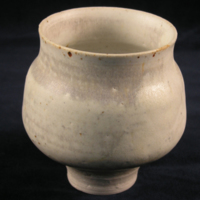 SLM 28109 - Skål/vas av keramik, ljus glasyr, signerad: 