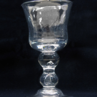 SLM 15527 - Formblåst glas med svängd kuppa och luft i benet, sannolikt 1700-tal