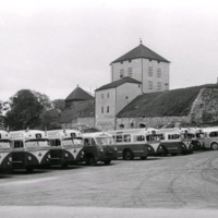SLM M030209 - Bussar uppställda utanför Nyköpingshus.