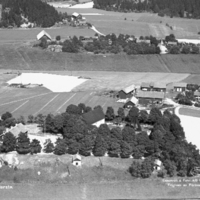 SLM BF04-0206 - Flygbild Sättersta, med kyrkan i centrum, flygfoto 1939.
