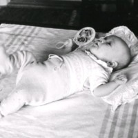 SLM M029614 - Ett spädbarn ligger på en filt