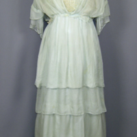SLM 11353 - Ljusblå sidenklänning som har burits av Elsa Egnell f. 1886