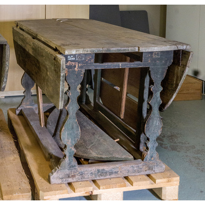 SLM 13052 - Slagbord med en grind bevarad, halvmånformade skivor