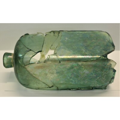 SLM 29004 - Schatullflaska av så kallat waldglas, återfunnen vid Täckhammar
