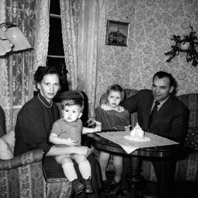 SLM P07-2150 - Familjen Sloma i Mariefred på 1950-talet