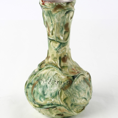 SLM 9329 - Grön vas med gipsliknande yta samt texten 