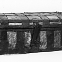 SLM 174 - Reskoffert klädd med sälskinn.