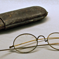 SLM 36132 1-2 - Glasögon med mässingsbågar samt fodral