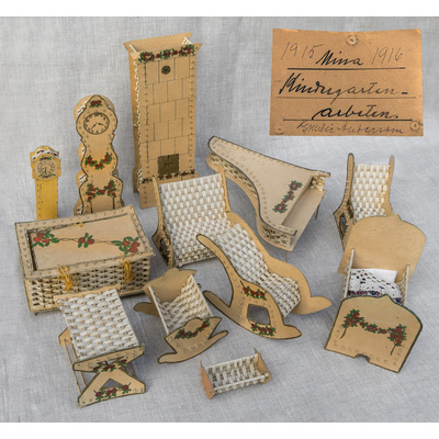 SLM 37970 1-12 - Miniatyrmöblemang av papper och trästickor, tillverkat av Emelie Andersson (1895-1986)