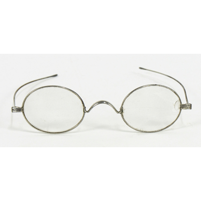 SLM 51583, 51584 - Två par glasögon med järnbågar från Strängnäs, 1800-tal