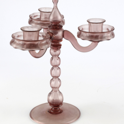 SLM 11284 1-2 - Ett par kandelabrar av rosatonat glas, mjukt böljande former