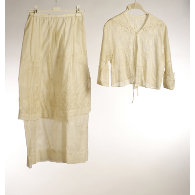 SLM 11220 - Tvådelad klänning av vit moll med brodyrvävt tyg, ca 1910