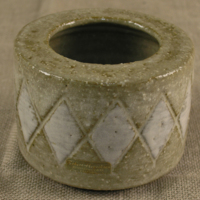 SLM 28170 - Cylinderformad vas av chamottestengods, signerad 