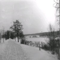 SLM Ö464 - Vinterväg vid sjö