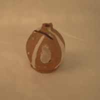SLM 31656 - Sparbössa i form av kvinnobröst av keramik, dekorerad med piplera