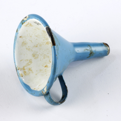 SLM 28991 - Emaljerad leksakstratt, vit med blåmålad utsida