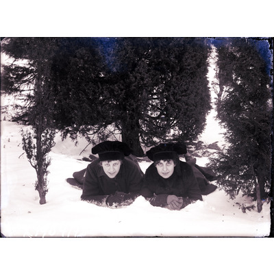 SLM X1904-78 - Två kvinnor liggandes på mage i snölandskap