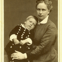 SLM P11-5949 - Foto Fru Linda Indebetou född Holmberg (1846-1927) med sonen Karl-Daniel (f.1875-1945)