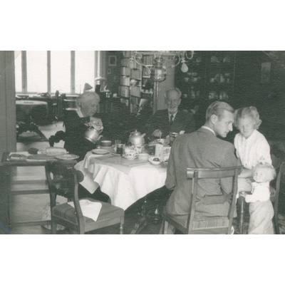 SLM P2018-0596 - Söndagsfrukost hos paret Heckscher år 1942