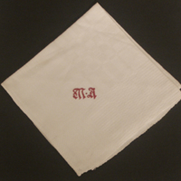 SLM 31917 - Två servetter av vitt linne, märkta 